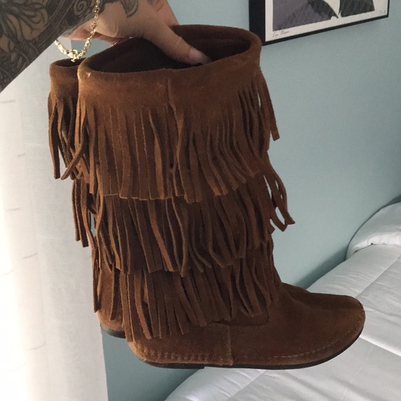 Minnetonka 3 Layer Fringe Boot - Picture 3 of 4